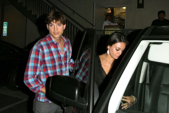 Mila Kunis et Ashton Kutcher ont passé un moment romantique au Duplex Restaurant, à Los Angeles. Jeudi 26 juillet 2012