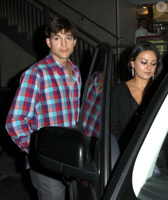 Mila Kunis et Ashton Kutcher rentrent en voiture après un dîner au Duplex Restaurant, à Los Angeles. Jeudi 26 juillet 2012