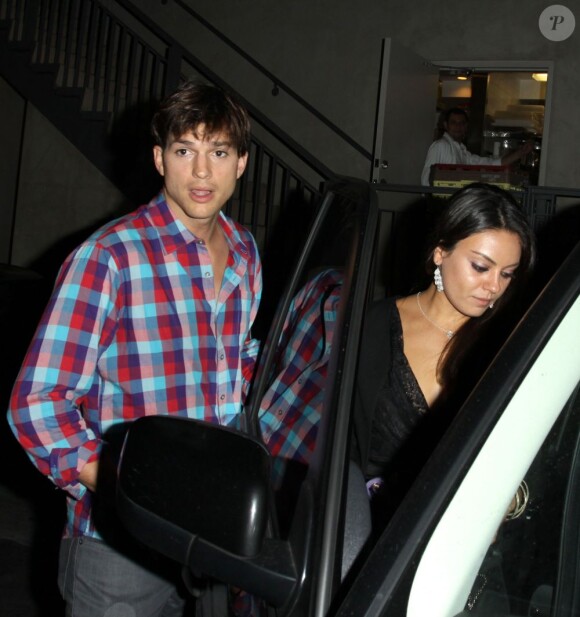 Mila Kunis et Ashton Kutcher ont passé un moment romantique au Duplex Restaurant, à Los Angeles. Jeudi 26 juillet 2012