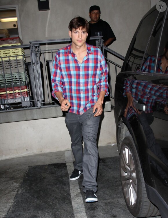 Mila Kunis et Ashton Kutcher ont passé un moment au Duplex Restaurant, à Los Angeles. Jeudi 26 juillet 2012