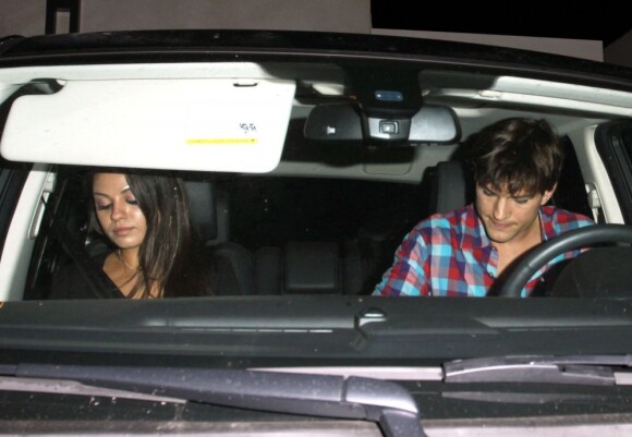 Mila Kunis et Ashton Kutcher rentrent chez eux après un dîner au Duplex Restaurant, à Los Angeles. Jeudi 26 juillet 2012
