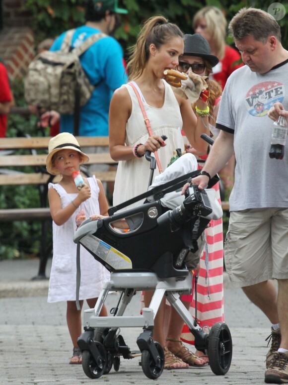 Jessica Alba offre un glace fusée à sa fille et un bretzel pour elle. Zoo de Central Park de New York, le 27 juillet 2012.