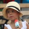 Honor, la fille de Jessica Alba mange une glace au Zoo de Central Park. A New York, le 27 juillet 2012.