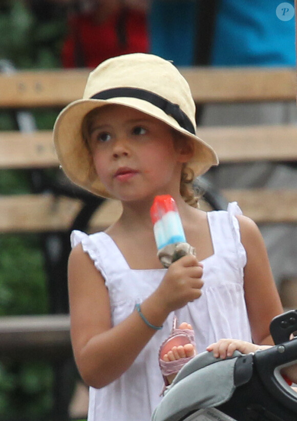 Honor, la fille de Jessica Alba mange une glace au Zoo de Central Park. A New York, le 27 juillet 2012.