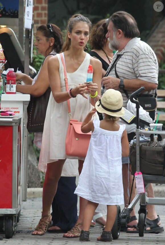 Jessica Alba emmène ses filles Honor et Haven au Zoo de Central Park. A New York, le 27 juillet 2012.