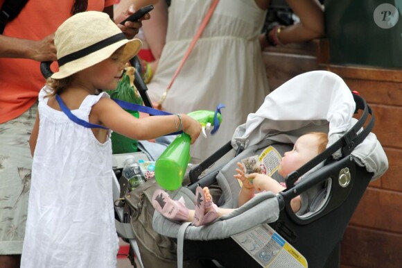 Moment de tendre complicité entre les filles de Jessica Alba, Honor et sa petite soeur Haven. Zoo de Central Park. A New York, le 27 juillet 2012.