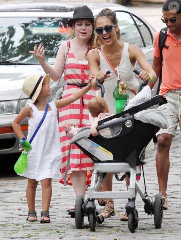 Moment de complicité pour Jessica et ses filles Honor et Haven au Zoo de Central Park. A New York, le 27 juillet 2012.