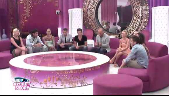Les habitants dans le salon dans Secret Story 6, samedi 28 juillet 2012 sur TF1