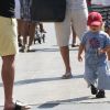 David Furnish, compagnon d'Elton John, se balade à Saint-Tropez avec leur fils Zachary. 28 juillet 2012