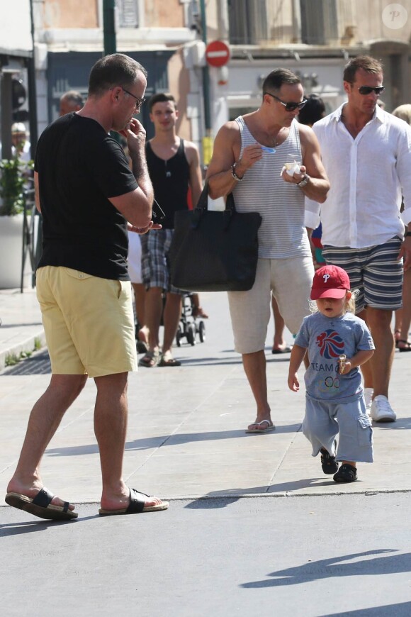 David Furnish, compagnon d'Elton John, se balade à Saint-Tropez avec leur fils Zachary. 28 juillet 2012