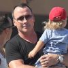 David Furnish, compagnon d'Elton John, se balade à Saint-Tropez avec leur fils Zachary. 28 juillet 2012