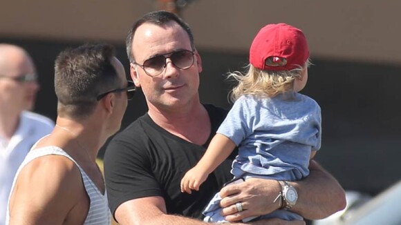 David Furnish : Sans Elton, il chouchoute au soleil leur petit Zachary