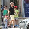 David Furnish, compagnon d'Elton John, se balade à Saint-Tropez avec leur fils Zachary. 28 juillet 2012