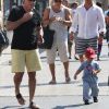 David Furnish, compagnon d'Elton John, se balade à Saint-Tropez avec leur fils Zachary. 28 juillet 2012