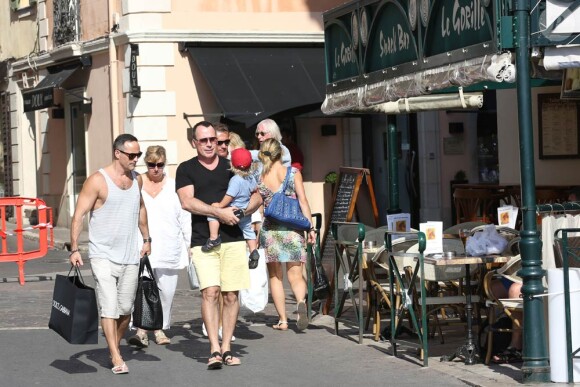 David Furnish, compagnon d'Elton John, se balade à Saint-Tropez avec leur fils Zachary. 28 juillet 2012