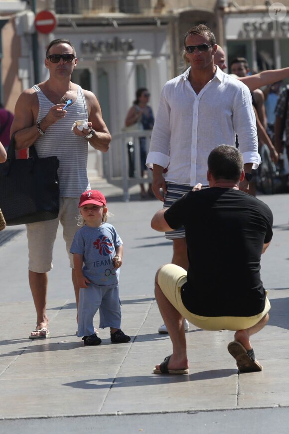 David Furnish, compagnon d'Elton John, se balade à Saint-Tropez avec leur fils Zachary. 28 juillet 2012