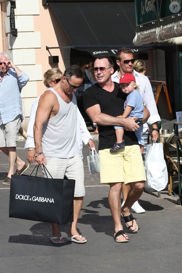 David Furnish, compagnon d'Elton John, se balade à Saint-Tropez avec leur fils Zachary. 28 juillet 2012