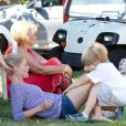 Avant de reprendre le tournage de Modern Family, Julie Bowen profite de ses adorables garçons sous le soleil de Los Angeles le 29 juillet 2012