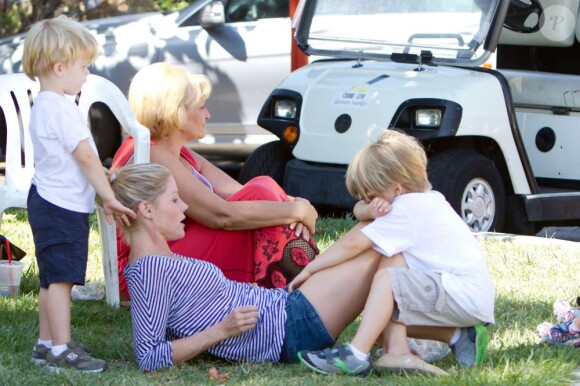 Avant de reprendre le tournage de Modern Family, Julie Bowen profite de ses adorables garçons sous le soleil de Los Angeles le 29 juillet 2012