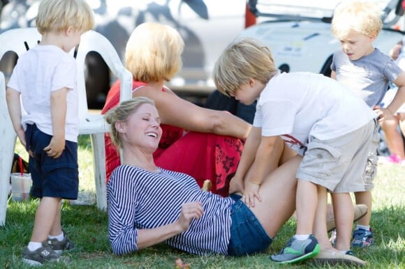 Julie Bowen profite de ses adorables garçons sous le soleil de Los Angeles le 29 juillet 2012