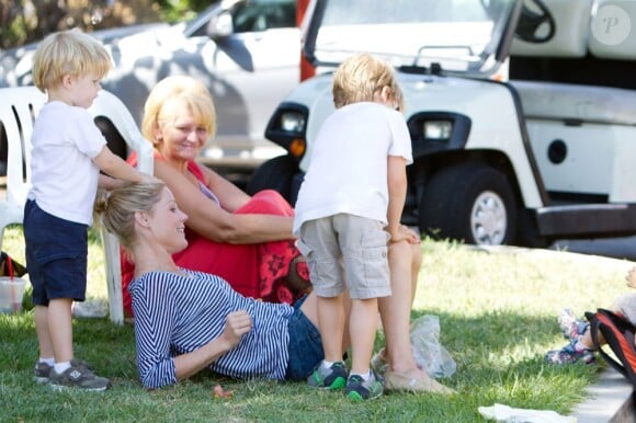 Julie Bowen profite de ses adorables garçons sous le soleil de Los Angeles le 29 juillet 2012