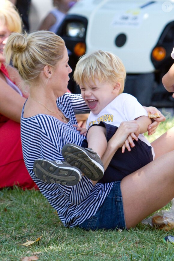 Julie Bowen profite de ses adorables garçons sous le soleil de Los Angeles le 29 juillet 2012