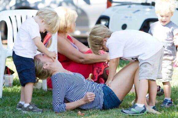 Julie Bowen joue avec ses enfants sous le soleil de Los Angeles le 29 juillet 2012