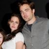 Kristen Stewart et Robert Pattinson entouré du casting de Twilight au Comic Con en juillet à San Diego.