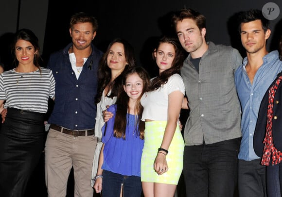Kristen Stewart et Robert Pattinson entouré du casting de Twilight au Comic Con en juillet à San Diego.