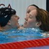 Camille Muffat, félicitée par la gagnante Allison Schmitt après avoir décroché la médaille d'argent lors du 200 m nage libre le 31 juillet 2012 au Jeux olympiques de Londres