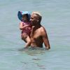 Tony Kanal, à la plage avec sa femme Erin Lokitz et leur fille Coco Reese le 30 juillet 2012 à Miami
