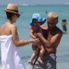 Tony Kanal, à la plage avec sa femme Erin Lokitz et leur fille Coco Reese le 30 juillet 2012 à Miami