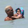 Tony Kanal, à la plage avec sa femme Erin Lokitz et leur fille Coco Reese le 30 juillet 2012 à Miami