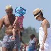 Protecteur, Tony Kanal, à la plage avec sa femme Erin Lokitz et leur fille Coco Reese le 30 juillet 2012 à Miami