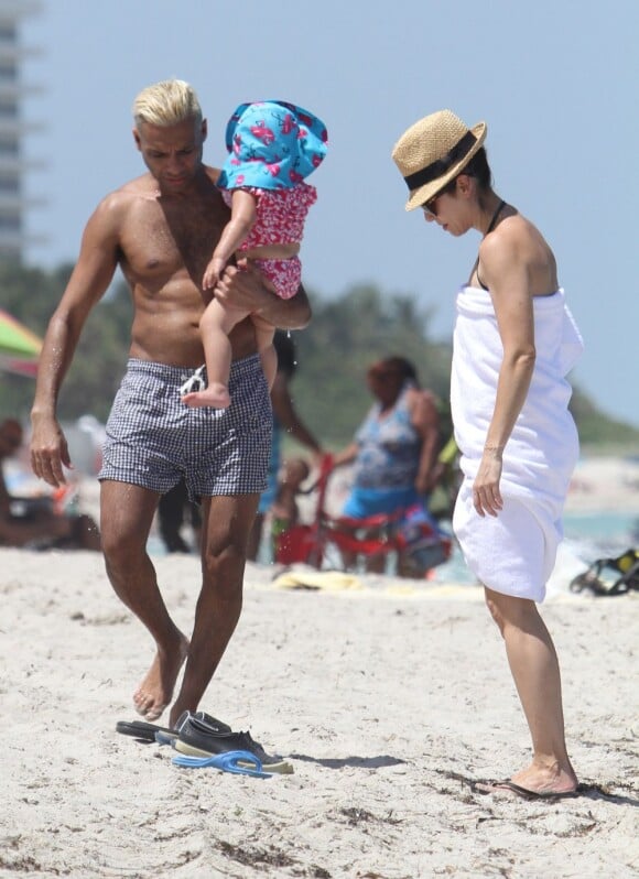 Protecteur, Tony Kanal, à la plage avec sa femme Erin Lokitz et leur fille Coco Reese le 30 juillet 2012 à Miami