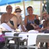 En famille, Tony Kanal, à la plage avec sa femme Erin Lokitz et leur fille Coco Reese le 30 juillet 2012 à Miami