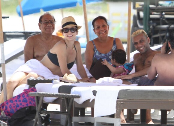 En famille, Tony Kanal, à la plage avec sa femme Erin Lokitz et leur fille Coco Reese le 30 juillet 2012 à Miami