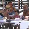Bienveillants, Tony Kanal, et sa femme Erin Lokitz observent leur fille Coco Reese le 30 juillet 2012 à Miami