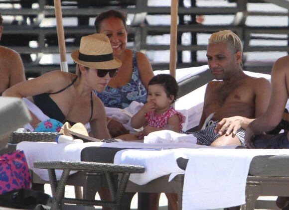 Bienveillants, Tony Kanal, et sa femme Erin Lokitz observent leur fille Coco Reese le 30 juillet 2012 à Miami