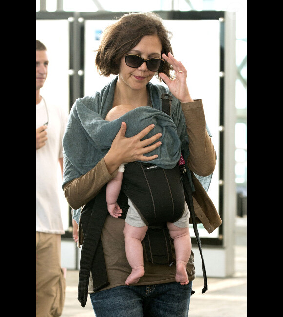 Maggie Gyllenhaal avec sa fille Gloria à New York le 31 juillet 2012