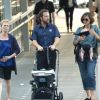 Balade en famille avec Maggie Gyllenhaal, son bébé Gloria, son mari Peter Sarsgaard et sa mère Naomi Foner, à New York le 31 juillet 2012