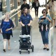 Balade en famille avec Maggie Gyllenhaal, son bébé Gloria, son mari Peter Sarsgaard et sa mère Naomi Foner, à New York le 31 juillet 2012