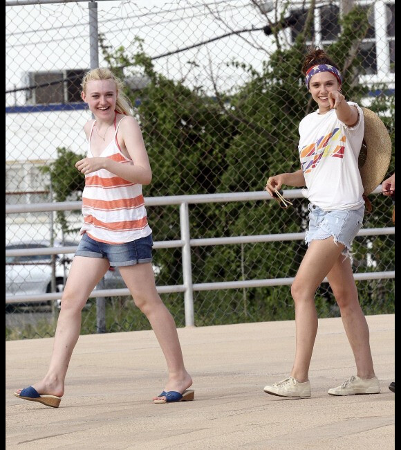 Dakota Fanning et Elizabeth Olsen à New York le 17 juillet 2012 sur le tournage de Very Good Girls