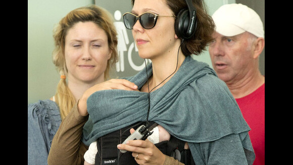 Maggie Gyllenhaal, son bébé contre son coeur, en balade avec mari et mère