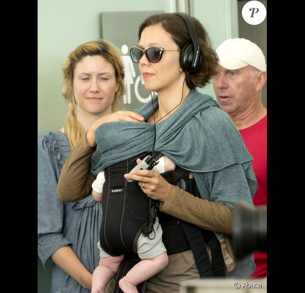 Maggie Gyllenhaal avec son bébé Gloria à New York le 31 juillet 2012