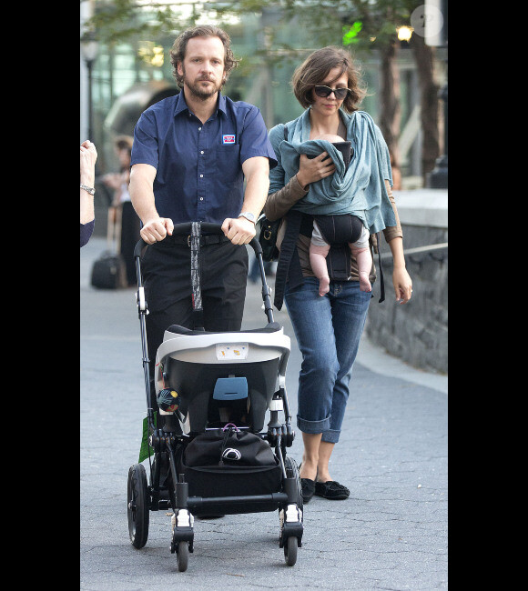 Balade en famille avec Maggie Gyllenhaal, son bébé Gloria et son mari Peter Sarsgaard  à New York le 31 juillet 2012