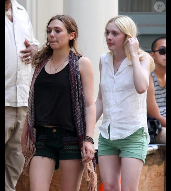 Elizabeth Olsen et Dakota Fanning à New York le 18 juillet 2012 sur le tournage de Very Good Girls