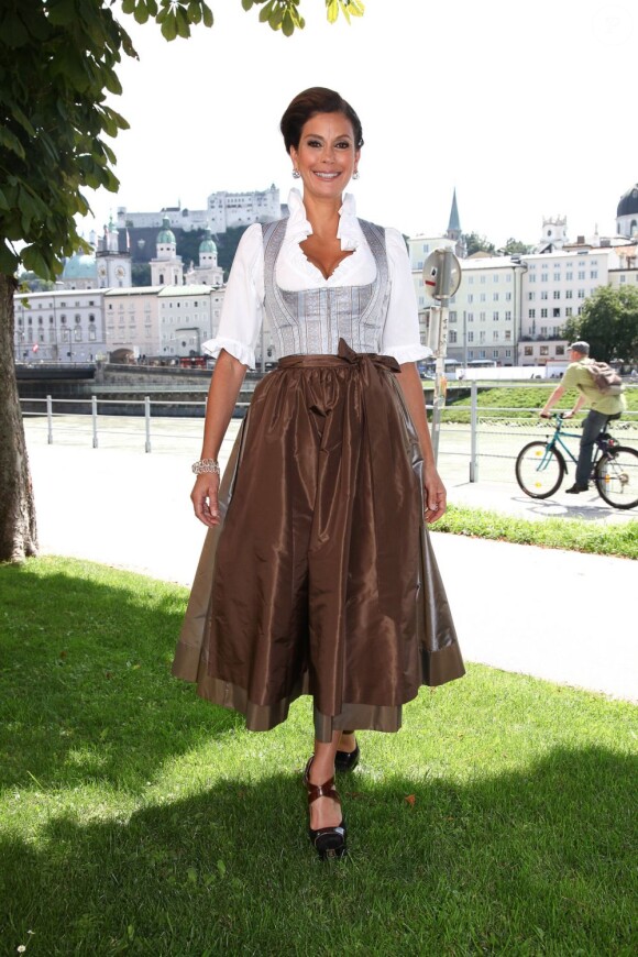 Teri Hatcher a essayé le traditionnel dirndl lors du Festival de Musique de Salzbourg 2012, en Autriche, le 31 juillet