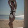 La superbe Miranda Kerr, plus que parfaite en maillot, s'illustre sur une plage australienne pour David Jones