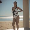 Miranda Kerr moulée dans son maillot, s'illustre sur une plage australienne pour David Jones